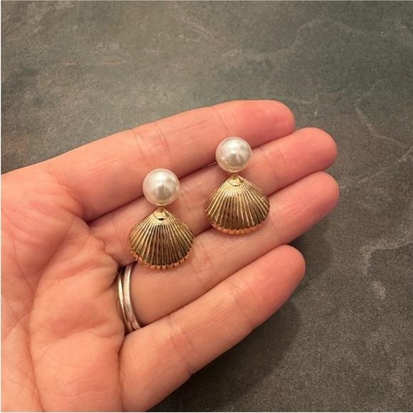 New! Anthropologie Jewelry Gold Shell Pearl Post Earrings (1003) NWOT - Picture 2 of 3